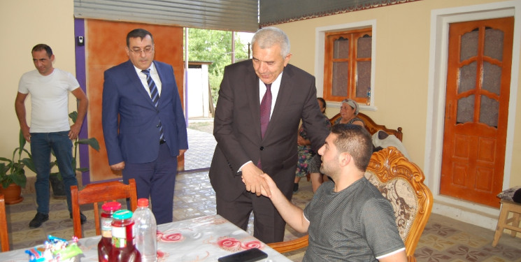 İcra başçısı Türkiyədən müalicədən qayıdan qazini evində ziyarət edib
