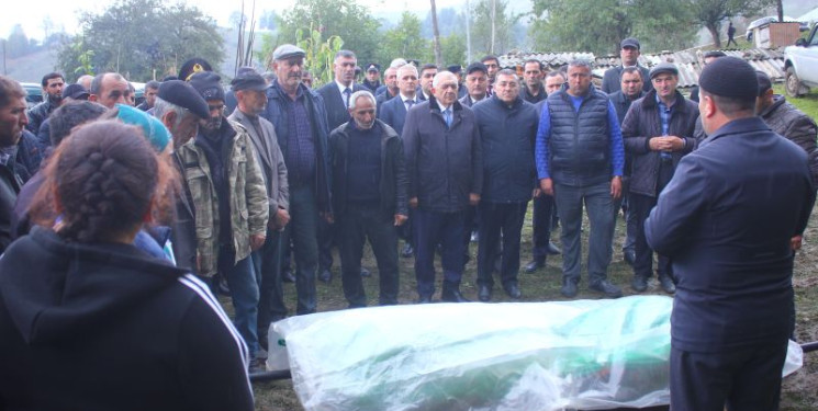 Tovuzda Vətən Müharibəsi şəhidi Eltac Əlizadənin atasının dəfn mərasimi keçirilib.
